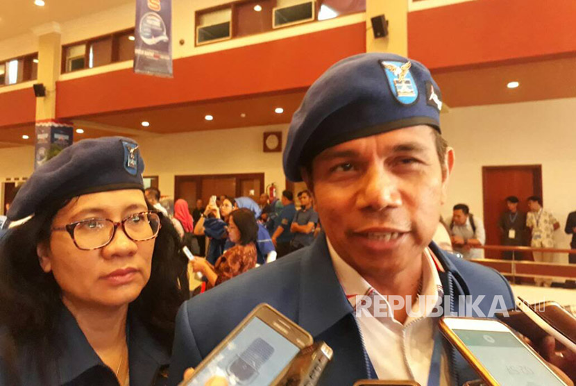 Sekretaris Jenderal Partai Demokrat Hinca Panjaitan memberikan keterangan sesaat sebelum rakernas dimulai di Hotel Lombok Raya, Mataram, NTB, Senin (8/5).