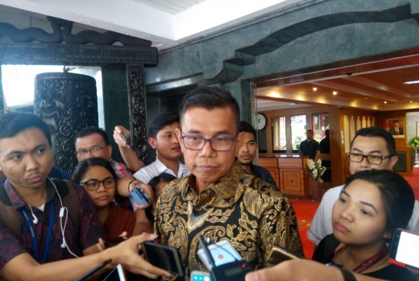 Sekretaris Jenderal Partai Demokrat, Hinca Panjaitan usai bertemu dengan Menteri Dalam Negeri Tito Karnavian, di Gedung A Kemendagri, Jakarta, Rabu (8/1).