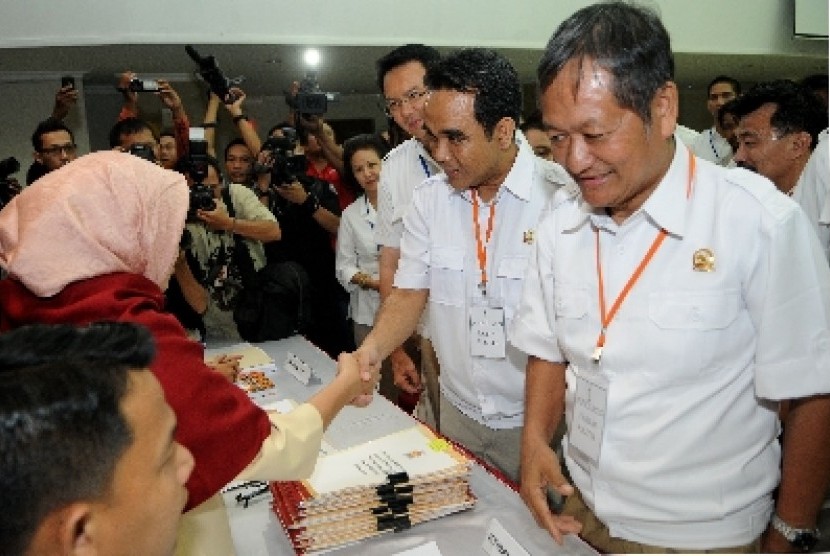 Sekretaris Jenderal Partai Gerindra Ahmad Muzani (tengah), Ketua Umum DPP Partai Gerindra Suhardi (kanan) dan Cawagub DKI Jakarta Basuki T. Purnama (kiri) 