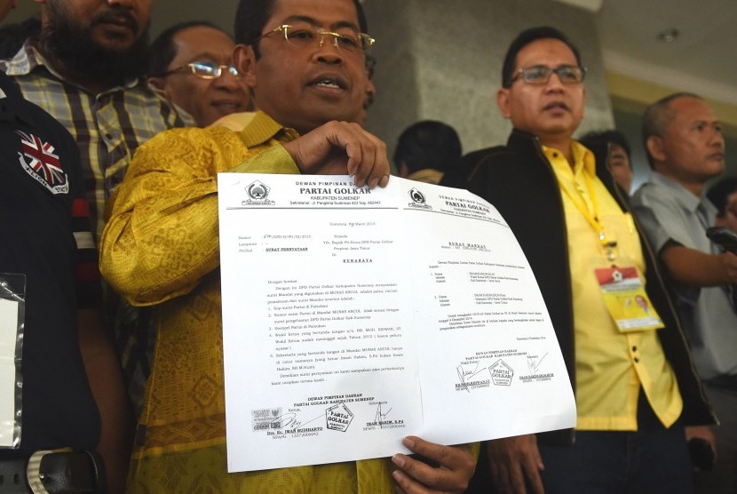 Sekretaris Jenderal Partai Golkar Munas Bali Idrus Marham menunjukkan surat mandat yang dipalsukan seusai melaporkan dugaan pemalsuan surat dokumen Munas Ancol di Mabes Polri, Jakarta, Rabu (11/3). 