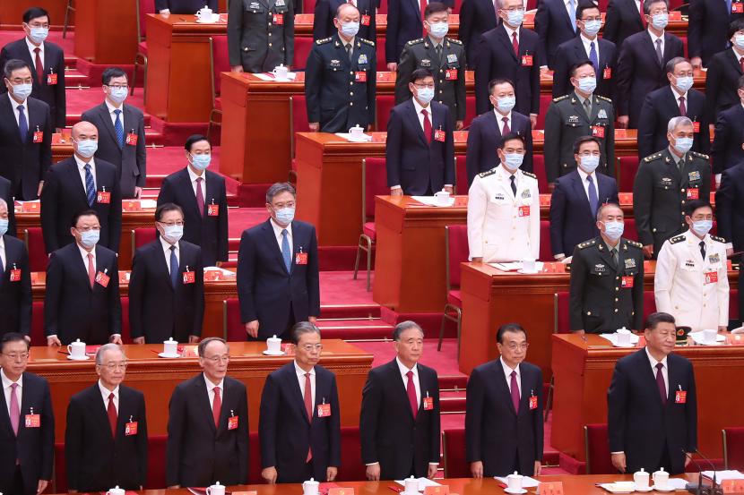 Sekretaris Jenderal Partai Komunis China (CPC) Xi Jinping (kanan) menutup Kongres Nasional ke-20 CPC di Balai Agung Rakyat, Beijing, Sabtu (22/10/2022). Kongres memutuskan Xi secara sah memimpin partai penguasa tunggal di China tersebut untuk periode ketiganya (2022-2027).