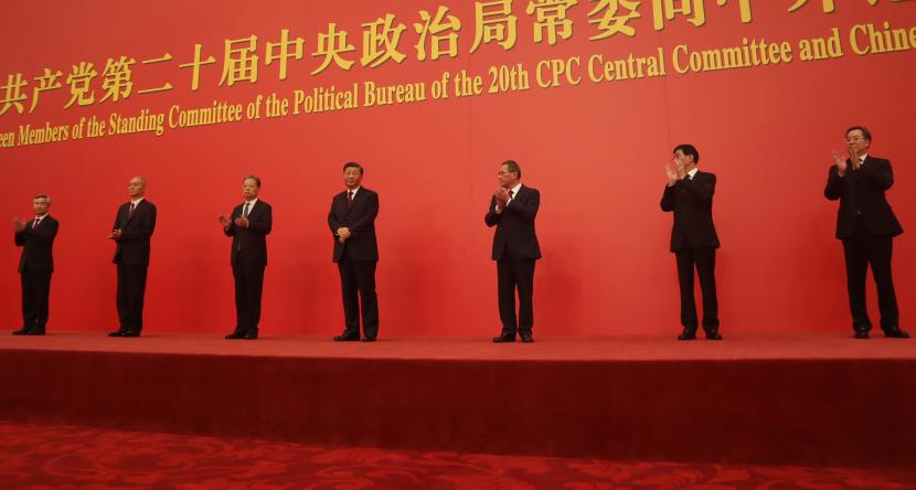 Sekretaris Jenderal Partai Komunis China Xi Jinping (tengah) memperkenalkan enam anggota Komite Tetap Biro Politik CPC yang mendampingnya untuk lima tahun ke depan, di Beijing, Ahad (23/10/2022), Empat dari enam anggota badan tertinggi CPC itu merupakan orang baru yang akan mendampingi Xi Jinping dalam masa kepemimpinan periode ketiganya di partai penguasa tunggal di China itu.
