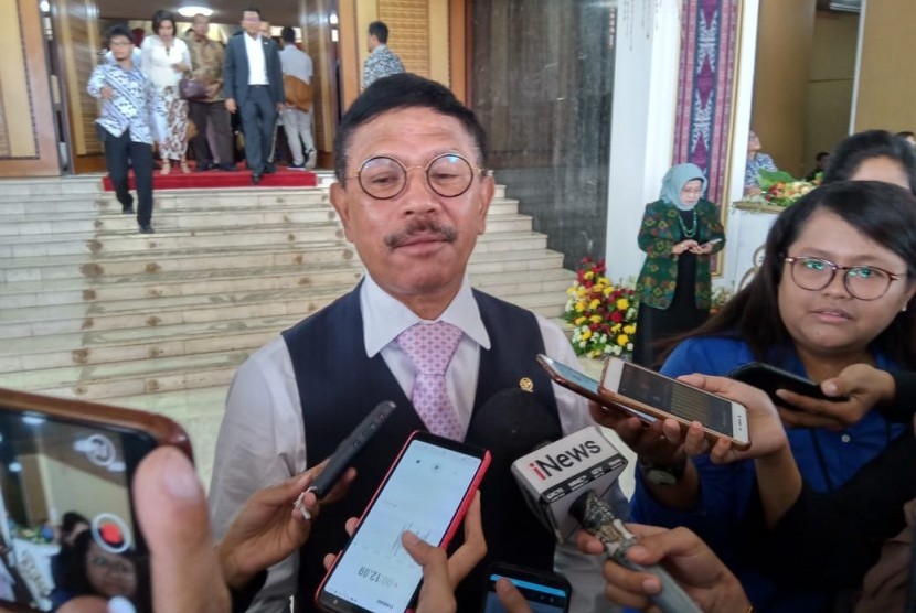 Sekretaris Jenderal Partai Nasdem, Johnny G Plate menanggapi isu keretakan antara Megawati Soekarnoputri dan Surya Paloh, di Gedung Nusantara, Kompleks Parlemen, Jakarta, Selasa (2/10).