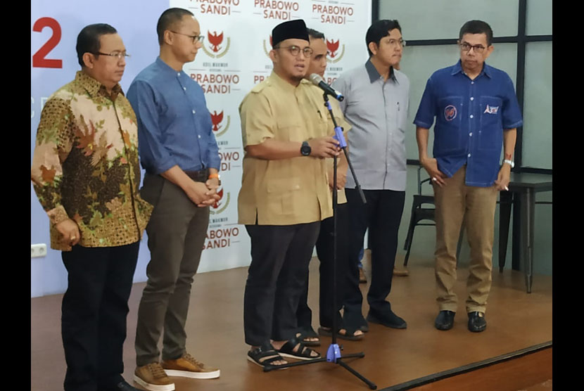 Sekretaris jenderal partai politik koalisi pengusung Prabowo-Sandiaga yang tergabung dalam Koalisi Indonesia Adil Makmur menyampaikan keterangan pers terakhir di depan awak media di Media Center Prabowo-Sandiaga, Kebayoran Baru, Jakarta, Jumat (28/6).