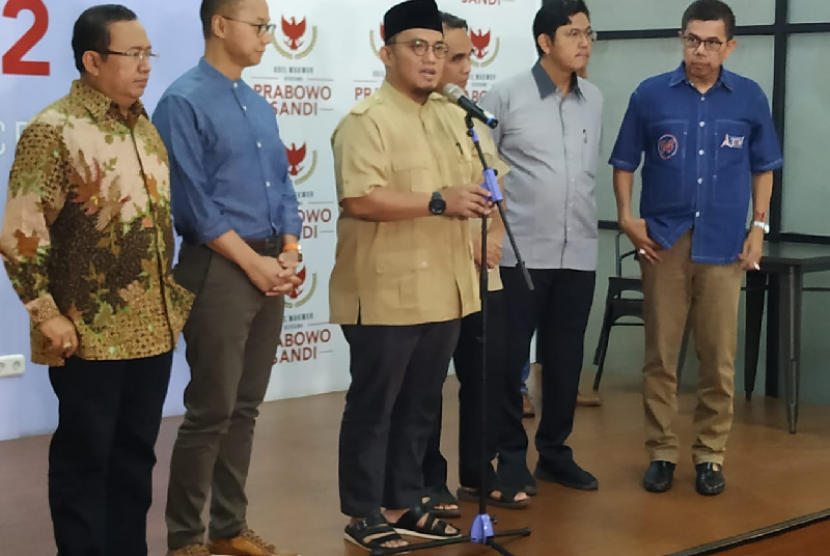 Sekretaris jenderal partai politik koalisi pengusung Prabowo-Sandiaga yang tergabung dalam Koalisi Indonesia Adil Makmur menyampaikan keterangan pers terakhir di depan awak media di Media Center Prabowo-Sandiaga, Kebayoran Baru, Jakarta, Jumat (28/6). 
