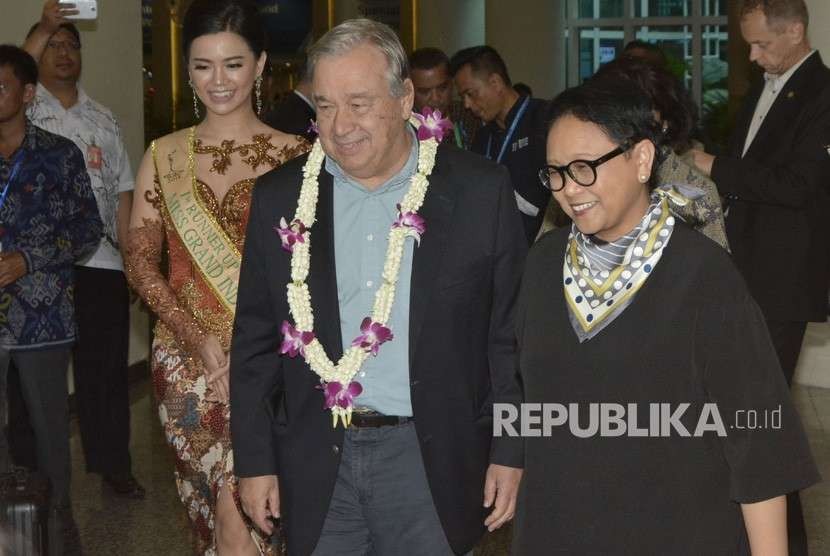 Sekretaris Jenderal PBB Antonio Guterres (kedua kanan) disambut Menteri Luar Negeri Retno Marsudi (kanan) saat tiba di Bandara Internasional I Gusti Ngurah Rai, Bali, Rabu (10/10).