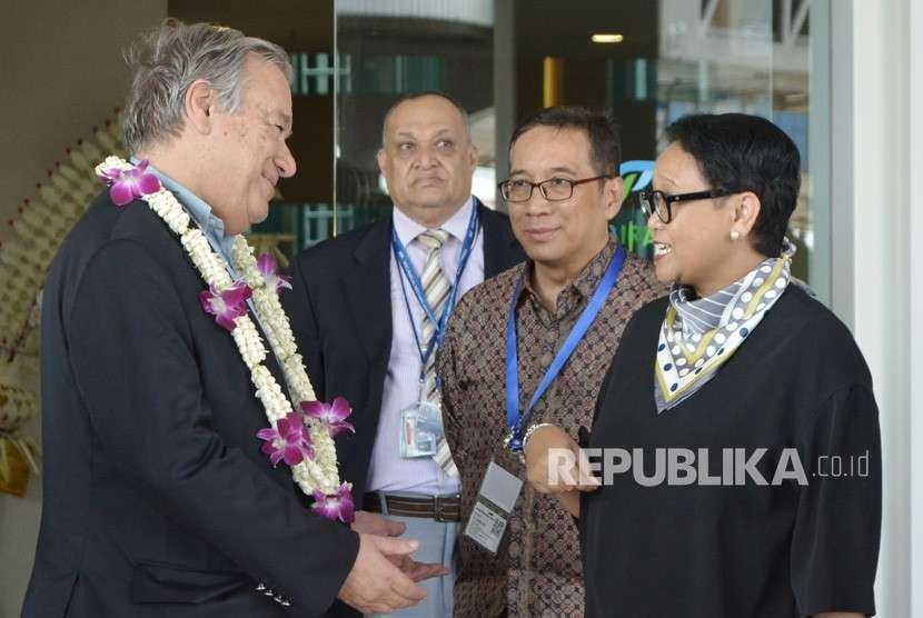 Sekretaris Jenderal PBB Antonio Guterres (kiri) disambut Menteri Luar Negeri Retno Marsudi (kanan) dan Dirjen Kerja Sama Multilateral Kemenlu Febrian Alphyanto Ruddyard (kedua kanan) saat tiba di Bandara Internasional I Gusti Ngurah Rai, Bali, Rabu (10/10). 