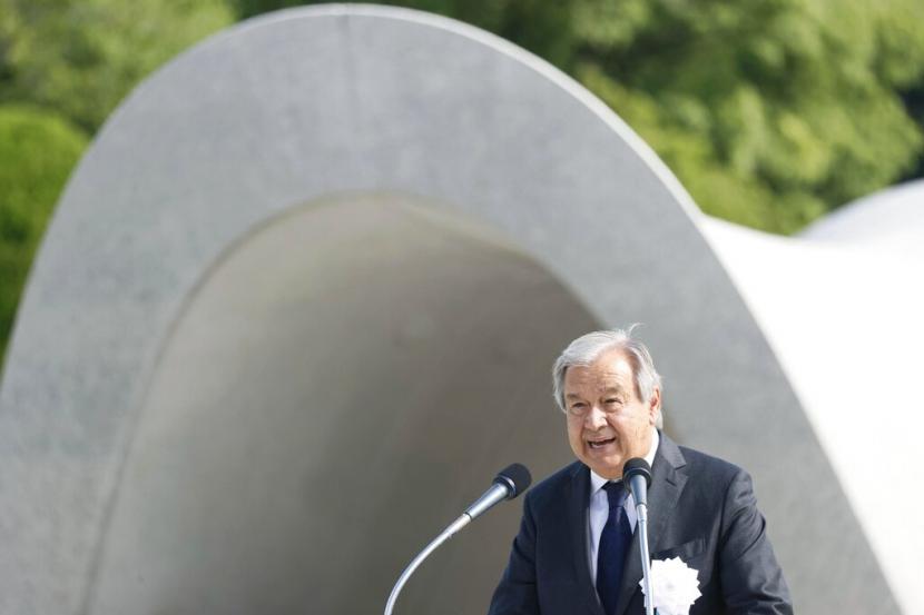 Sekretaris Jenderal PBB Antonio Guterres menyampaikan pidato dalam upacara peringatan 77 tahun pemboman atom 6 Agustus di kota itu, di Taman Peringatan Perdamaian Hiroshima di Hiroshima, Jepang barat Sabtu, 6 Agustus 2022.