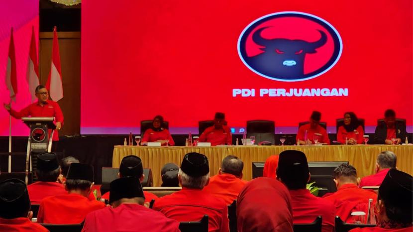 Sekretaris Jenderal PDI Perjuangan (PDIP) Hasto Kristiyanto memimpin dimulainya rapat koordinasi Teknis (Rakornis) partai di Provinsi Jawa Timur