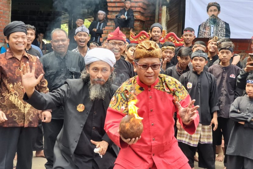 Sekretaris Jenderal PDIP, Hasto Kristiyanto bersama Pimpinan Pondok Pesantren Dzikir Alfath, Syekh Fajar Laksana Alfath saat atraksi dengan bola api, di Ponpes Dzikir Alfath, Sukabumi, Jawa Barat, Jumat (8/2). 