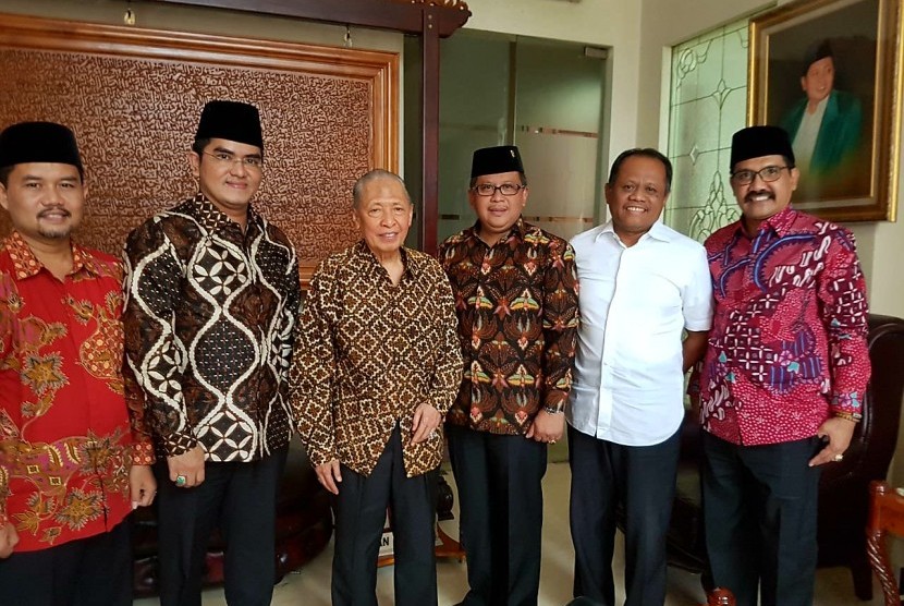 Sekretaris Jenderal PDIP Hasto Kristiyanto dengan Wakil Presiden ke-9 RI Hamzah Haz di kediaman tokoh partai PPP tersebut di Patra Kuningan, Jakarta, Sabtu (5/8/2017).