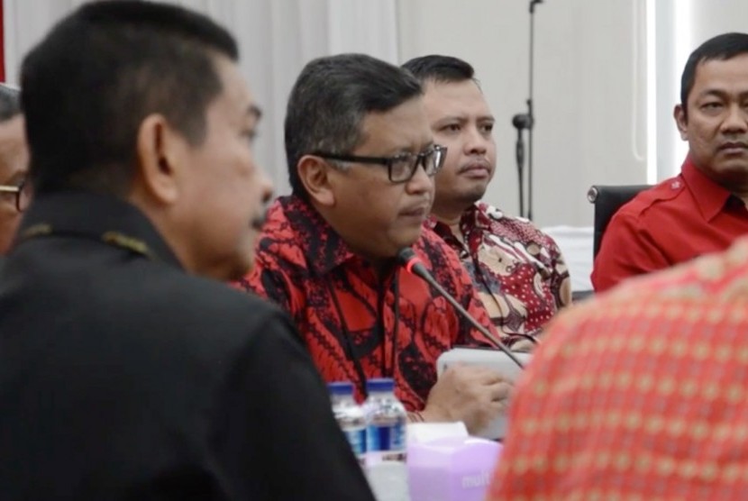 Sekretaris Jenderal PDIP Hasto Kristiyanto (ketiga kanan)