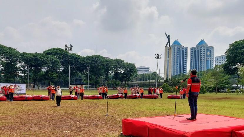 Sekretaris Jenderal PDIP Hasto Kristiyanto saat menggelar apel kesiapsiagaan bencana sekaligus menyerahkan bantuan perahu karet kepada DPC Baguna di Lapangan Banteng, Jakarta Pusat, Rabu (22/12). 