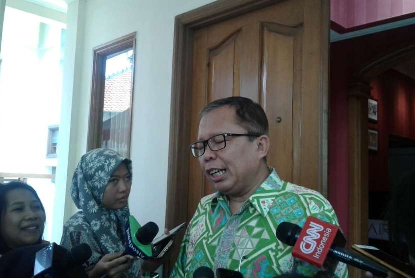 Sekretaris Jenderal PPP Arsul Sani memberikan keterangan kepada wartawan sebelum melakukan rapat bersama sekjen partai KIK di Posko Cemara, Menteng, Jakarta Pusat, Sabtu (18/8).