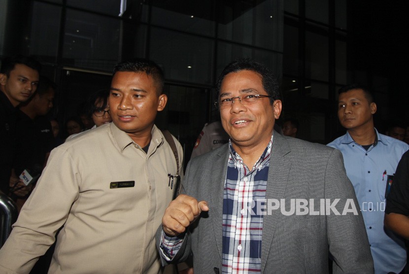 Sekretaris Jenderal (Sekjen) DPR Indra Iskandar (tengah) bersiap memberikan penjelasan kepada wartawan usai menjalani pemeriksaan, di Gedung KPK, Jakarta, Kamis (21/3/2019). 