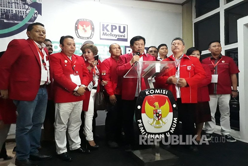 Sekretaris Jenderal (Sekjen) PKPI Imam Anshori Saleh saat konferensi pers usai mendaftar di KPU, Menteng, Jakarta Pusat, Senin (16/10). PKPI menjadi parpol ke-20 yang mendaftar sebagai calon peserta Pemilu 2019.
