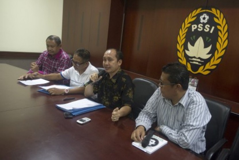 Sekretaris Jenderal (Sekjen) PSSI yang baru saja ditunjuk, Hadiyandra (kedua kanan), didampingi Direktur Media PSSI, Tommy Arief (kedua kiri) dan sejumlah pengurus PSSI.