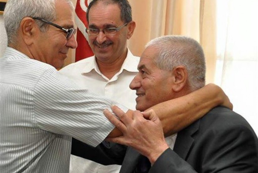 Sekretaris Jenderal Serikat Pekerja Umum Tunisia (UGTT) Houcine Abassi (kanan) diberi ucapan selamat oleh rekannya di kantornya di Tunis, Jumat (9/10). Abassi slah satu dari empat anggota Kuartet Dialog Nasional Tunisia yang dianugerahi Nobel Perdamaian 20