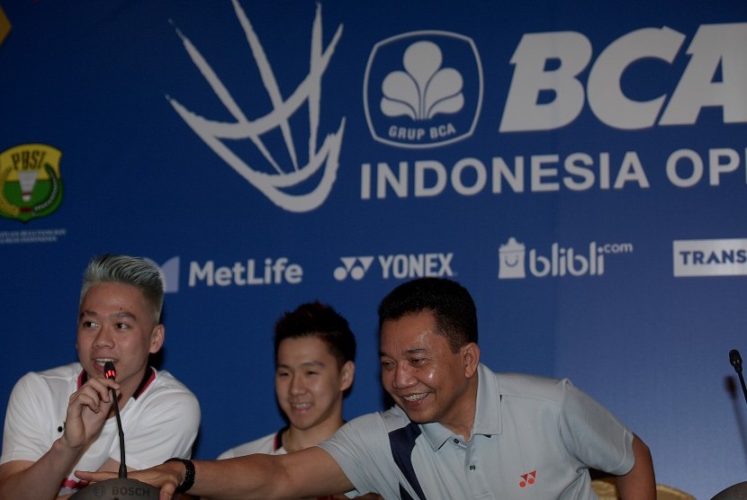 Sekretaris Jendral PBSI Achmad Budiharto (kanan), pebulu tangkis Indonesia Kevin Sanjaya Sukamuljo (kiri) dan Marcus Fernaldi Gideon (tengah) menyampaikan keterangan pers jelang BCA Indonesia Open 2017 di Jakarta, Minggu (11/6). 