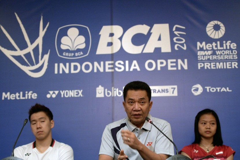 Sekretaris Jendral PBSI Achmad Budiharto (tengah), pebulu tangkis Indonesia Marcus Fernaldi Gideon (kiri) dan Fitriani (kanan) menyampaikan keterangan pers jelang BCA Indonesia Open 2017 di Jakarta, Minggu (11/6). 