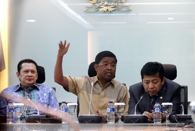 Sekretaris Jendral (Sekjen) Partai Golkar Idrus Marham (tengah) didampingi Ketua Fraksi Setya Novanto (kanan) dan Wakil Bendahara Umum Bambang Soesatyo (kiri) 