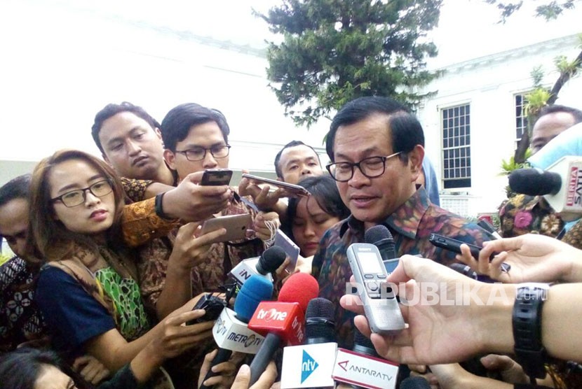 Sekretaris Kabinet Pramono Anung saat memberikan keterangan pers terkait tudingan dirinya terima uang proyek E-KTP di Kompleks Istana Presiden, Jakarta, Kamis (22/3).