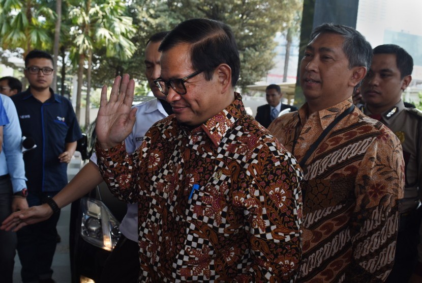 Sekretaris Kabinet Pramono Anung (tengah) turun dari mobilnya saat mendatangi Gedung KPK, Jakarta, Senin (5/10).