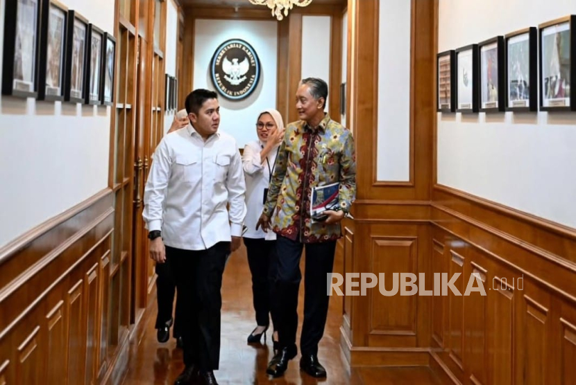 Sekretaris Kabinet (Seskab) Letkol Inf Teddy Indra Wijaya bertemu dengan Menteri PU Dody Hanggodo di kantor Sekretariat Kabinet (Setkab), Jakarta Pusat, Senin (1/9/2025) malam WIB. 