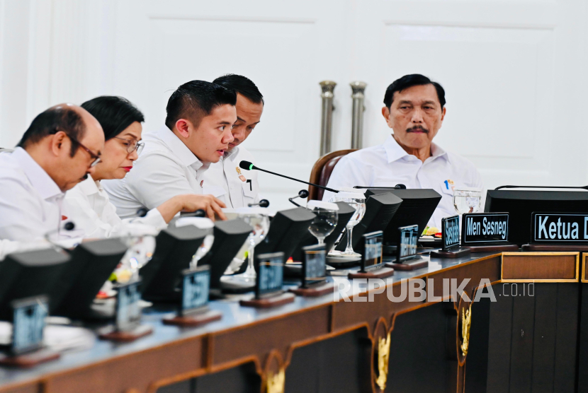 Sekretaris Kabinet (Seskab) Letkol Inf Teddy Indra Wijaya diminta Presiden Prabowo Subianto menjadi moderator dalam Sidang Kabinet Paripurna ke-8 di Kantor Presiden, Istana Kepresidenan Jakarta, Rabu (6/8/2025).