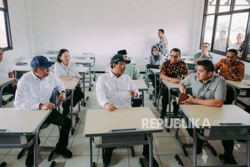 Sekretaris Kabinet (Seskab) Letkol Teddy Indra Wijaya dan Menteri Sosial (Mensos) Saifullah Yusuf di Sentra Terpadu Pangudi Luhur (STPL) Bekasi, Sabtu (8/3/2025).