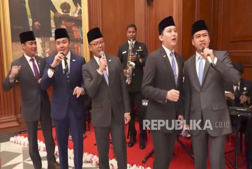 Sekretaris Kabinet (Seskab) Mayor Inf Teddy Indra Wijaya, Menteri Luar Negeri (Menlu) Sugiono, dan tiga asisten pribadi Prabowo, yaitu Rizky Irmansyah, Agung Suratman Surahman, dan Raji Sutirto.