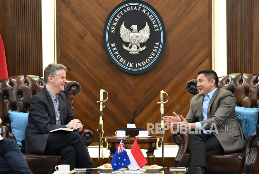 Sekretaris Kabinet Teddy Indra Wijaya bertemu Duta Besar Australia untuk RI Roderick Bruce Brazier di Gedung Sekretariat Kabinet, Jakarta Pusat pada Senin (12/5/2025).