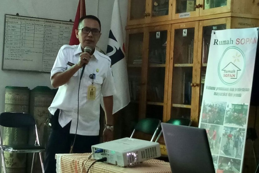 Sekretaris Kelurahan Cililitan Kramat Jati Jaktim Cecep Umbara saat memberikan sambutan di Rumah Sopan Jatimakmur, Kota Bekasi