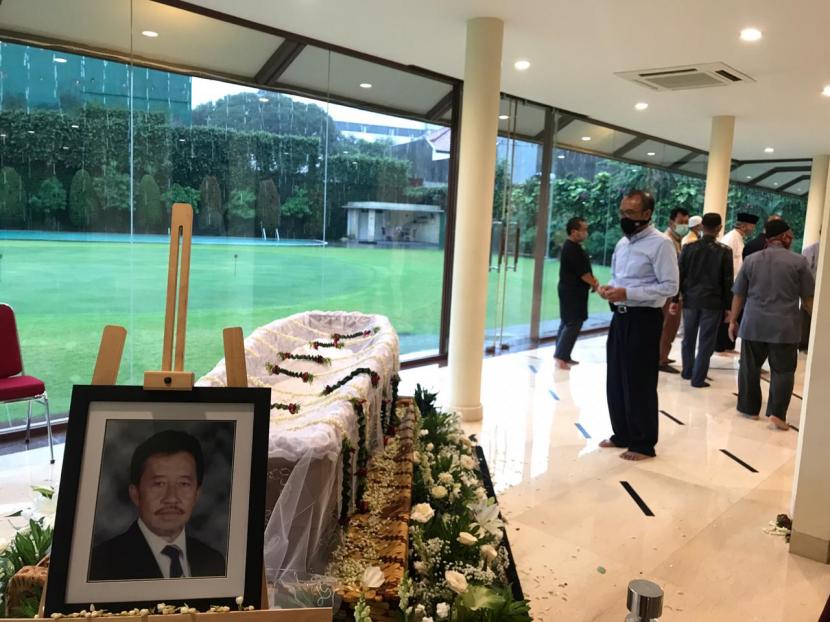 Sekretaris Kemenpora, Gatot S Dewa Broto (kemeja biru) melayat jenazah Ketua Umum PB PASI, Bob Hasan di Jakarta, Selasa (31/3). 
