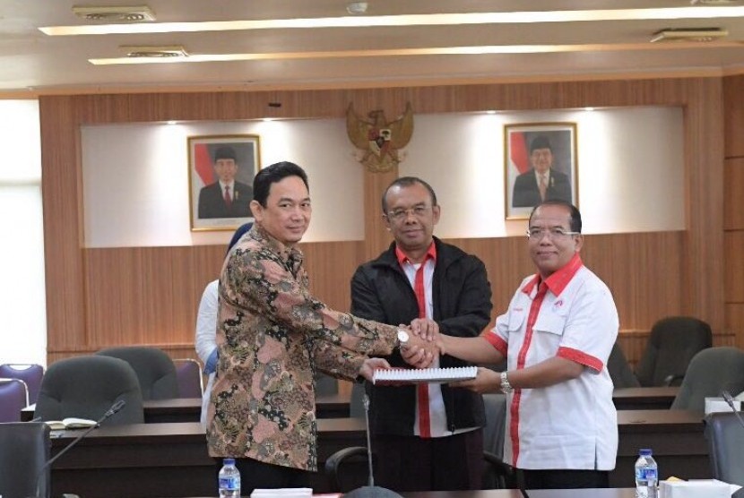 Sekretaris Kemenpora (Sesmenpora) Gatot S Dewa Broto (tengah) menyaksikan dan memberikan arahan pada acara serah terima jabatan (sertijab) Direktur Lembaga Pengelola Dana dan Usaha Keolahragaan (LPDUK) di Lantai 3 Kantor Kemenpora Jakarta, Rabu (15/11). 