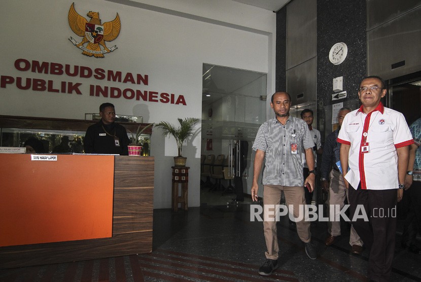Sekretaris Kementerian Pemuda dan Olahraga (Sesmenpora) Gatot S Dewa Broto (kanan) bergegas seusai menjalani pemeriksaan Satgas Anti Mafia Bola di gedung Ombudsman, Jakarta, Kamis (7/2/2019).