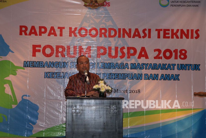 Sekretaris Kementerian PPPA, Pribudiarta Nur Sitepu, memberikan sambutan dalam Rapat Koordinasi Teknis Forum Partisipasi Publik untuk Kesejahteraan Perempuan dan Anak (Rakortek PUSPA) Tahun 2018 di Semarang, Selasa (27/3).