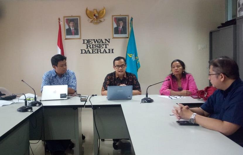 Sekretaris Komisi I Dewan Riset Daerah (DRD) Provinsi DKI Jakarta  Eman Sulaeman Nasim (dua kiri)