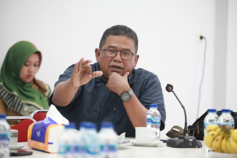 Sekretaris Komisi I DPRD Provinsi Jabar Sadar Muslihat menyampaikan beberapa pertanyaan dalam kegiatan peninjauan aset Provinsi Jabar berupa UPTD Latihan Kerja Kota Bekasi, Senin (28/8/2023).