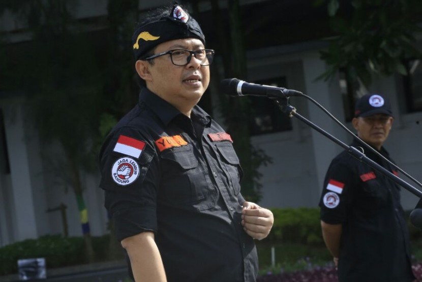 Sekretaris Kota Bandung Yossi Irianto saat memimpin Gelar Pasukan Jaga Lembur dalam rangka pengamanan malam Natal dan Tahun Baru di Plaza Balai Kota Bandung, Sabtu (24/12).