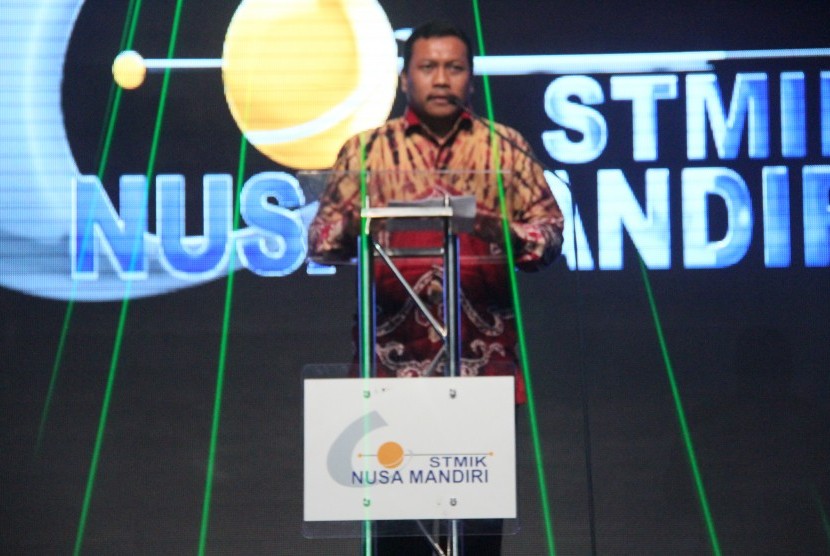 Sekretaris LLDikti III Jakarta (M. Samsuri) menghadiri wisuda STMIK Nusa Mandiri.