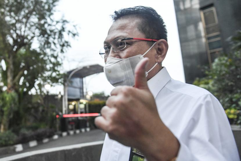 Sekretaris Mahkamah Agung (MA) Hasbi Hasan berjalan menuju kendaraannya usai menjalani pemeriksaan di Gedung Merah Putih KPK, Jakarta. KPK segera memanggil Sekretaris MA Hasbi Hasan dalam kasus dugaan suap di MA.