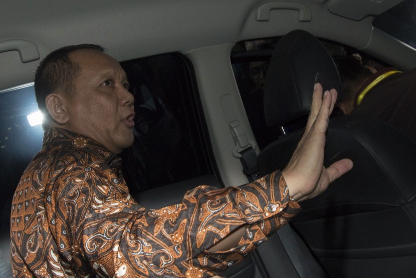 Sekretaris Mahkamah Agung (MA) Nurhadi Abdurrachman memasuki mobil usai diperiksa KPK di gedung KPK, Jakarta, Selasa (24/5).