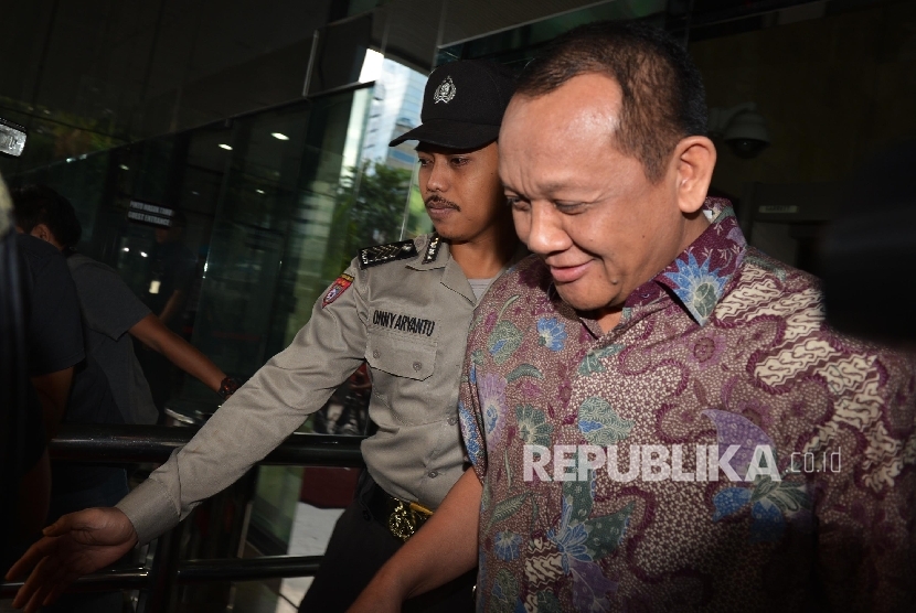 Sekretaris Mahkamah Agung (MA) Nurhadi (kanan) berjalan menuju kendaraannya usai menjalani pemeriksaan di Gedung KPK, Jakarta, Rabu (15/6). (Republika/Raisan Al Farisi)