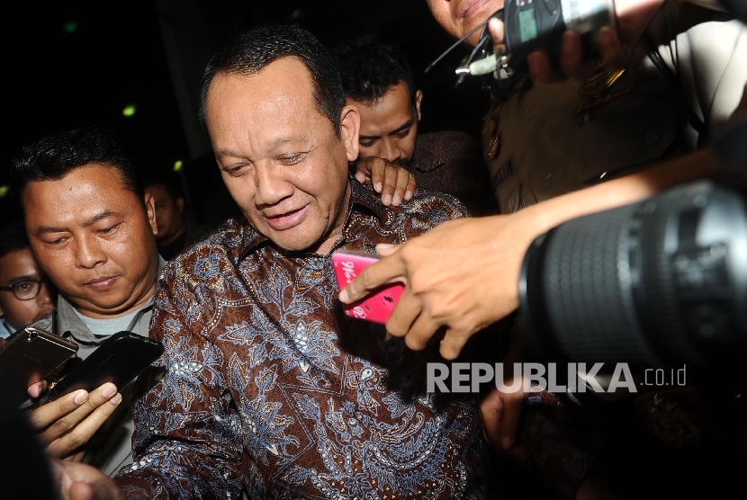 Sekretaris Mahkamah Agung (MA) Nurhadi (kiri) berjalan menuju kendaraannya usai menjalani pemeriksaan selama sepuluh jam di Gedung KPK, Jakarta, Jumat (3/6). (Republika/Raisan Al Farisi)
