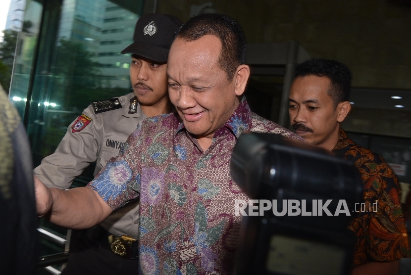 Sekretaris Mahkamah Agung (MA) Nurhadi (tengah) berjalan menuju kendaraannya usai menjalani pemeriksaan di Gedung KPK, Jakarta, Rabu (15/6). (Republika/Raisan Al Farisi)
