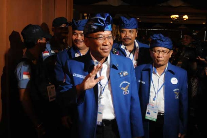   Sekretaris Majelis Tinggi Partai Demokrat Jero Wacik tiba di lokasi Kongres Luar Biasa Partai Demkorat di Denpasar, Bali, Sabtu (30/3). 
