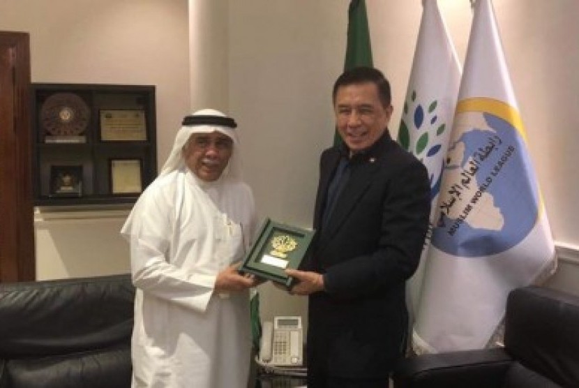 Sekretaris NCMF Saidamen Pangarungan menerima sertifikat untuk menghadiri seminar portal E-Haji di Makkah, Arab Saudi dari Direktur Jenderal E-Haji Fareed Mander.