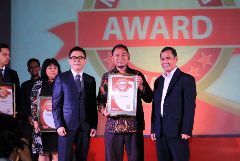Sekretaris Pengurus BMH Pusat Supendi (tengah) saat menerima penghargaan dari Majalah Marketing di Hotel Mulia Senayan Jakarta, Rabu  (13/9).