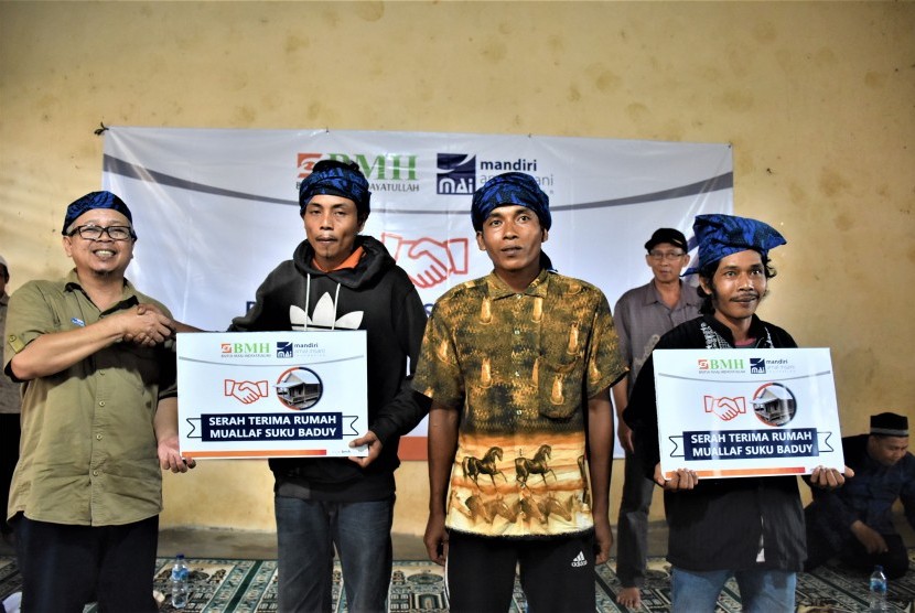 Sekretaris Pengurus Mandiri Amal Insani (MAI) Iwan Rudiana secara simbolis menyerahkan rumah mualaf untuk suku Badui di Leuwidamar, Lebak, Banten.